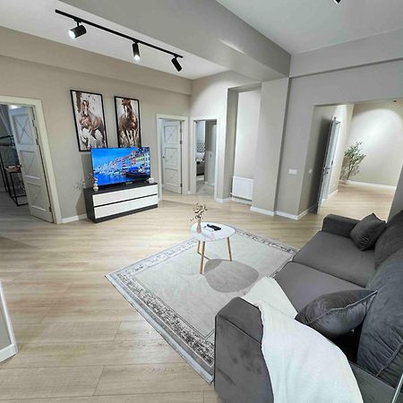 Rentnow Modern Business Apartment With 3 Bedrooms In Centre Chişinau Exteriör bild