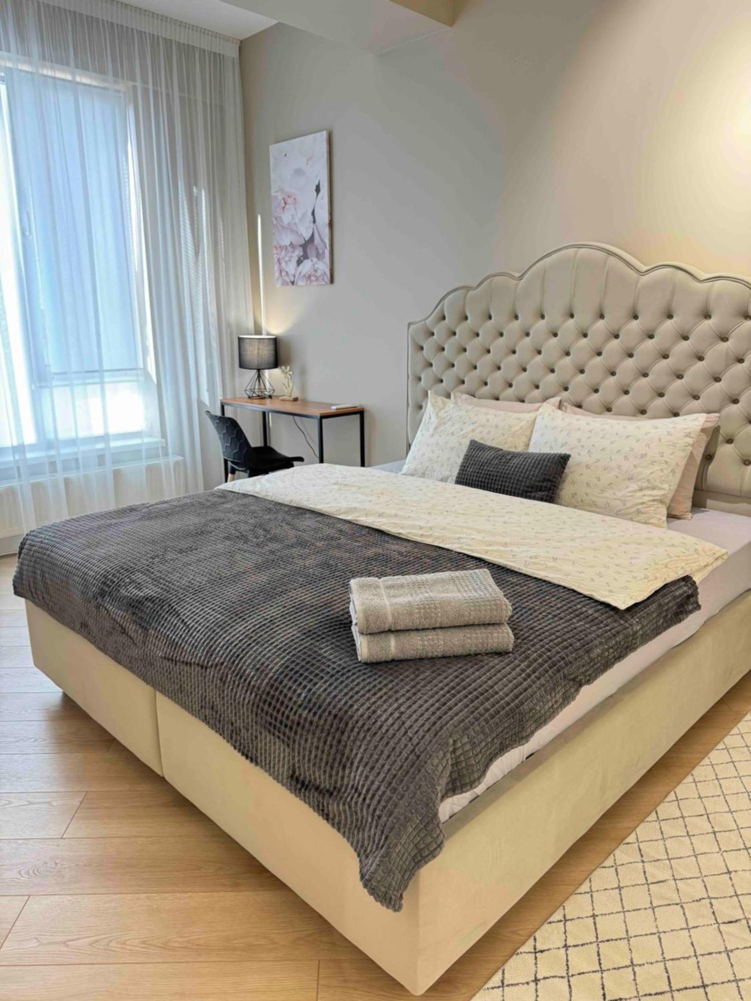 Rentnow Modern Business Apartment With 3 Bedrooms In Centre Chişinau Exteriör bild
