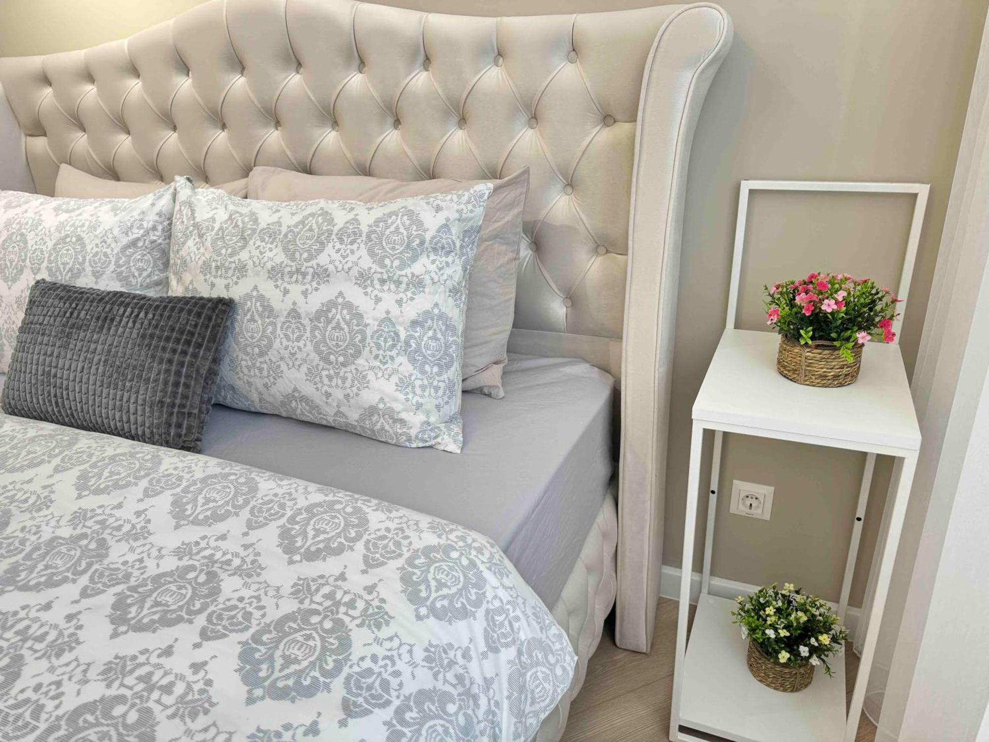 Rentnow Modern Business Apartment With 3 Bedrooms In Centre Chişinau Exteriör bild