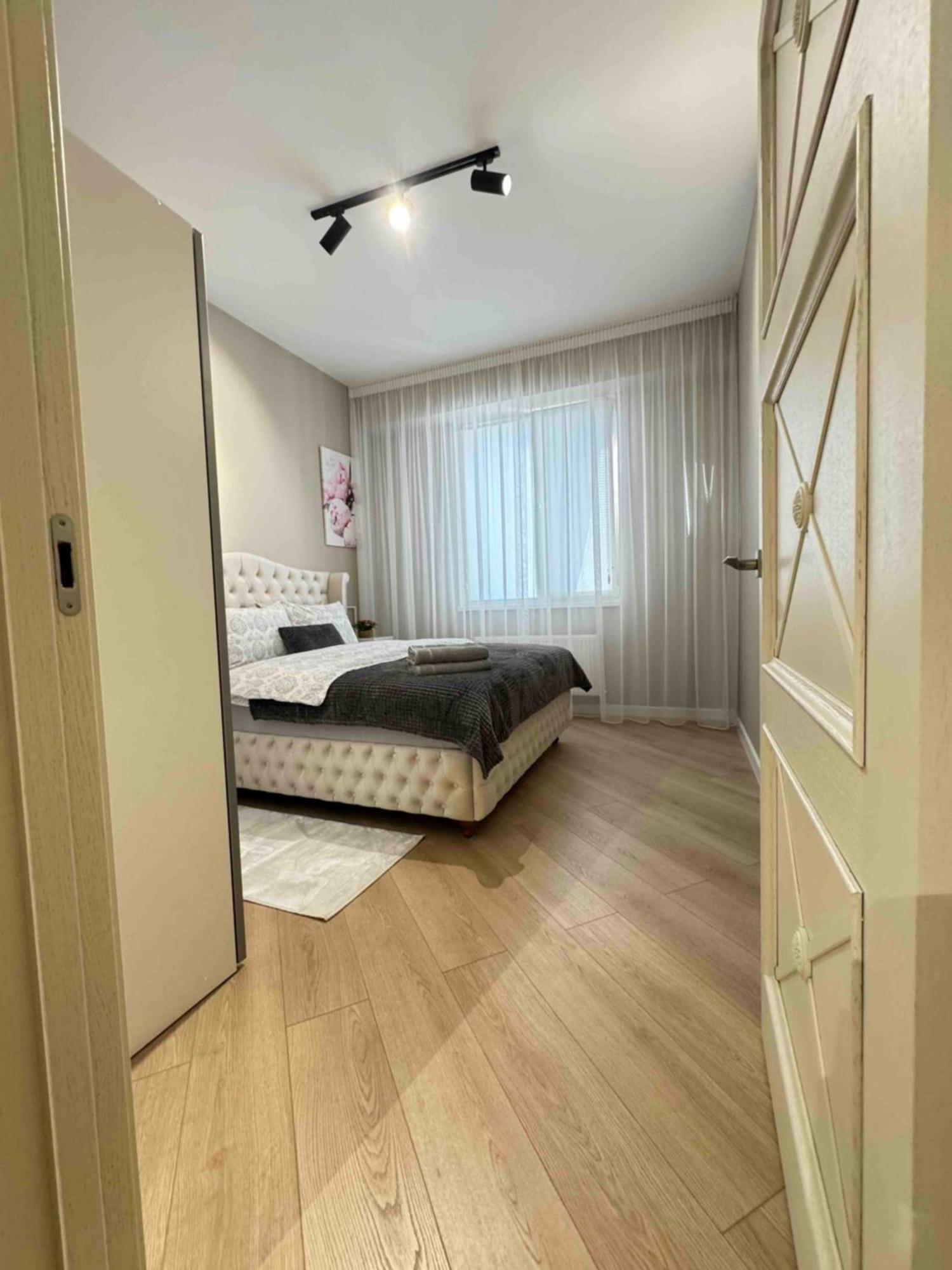 Rentnow Modern Business Apartment With 3 Bedrooms In Centre Chişinau Exteriör bild