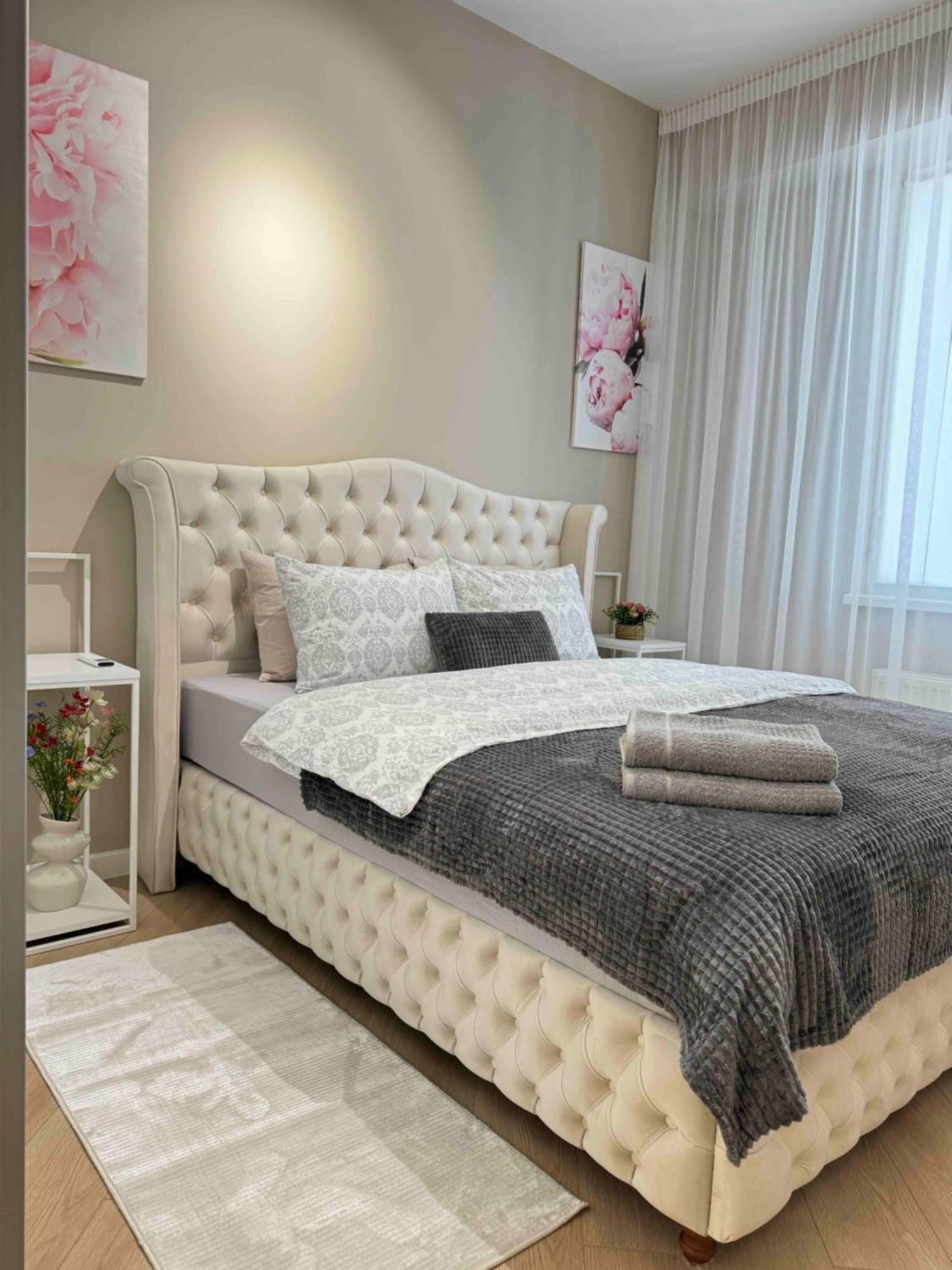 Rentnow Modern Business Apartment With 3 Bedrooms In Centre Chişinau Exteriör bild