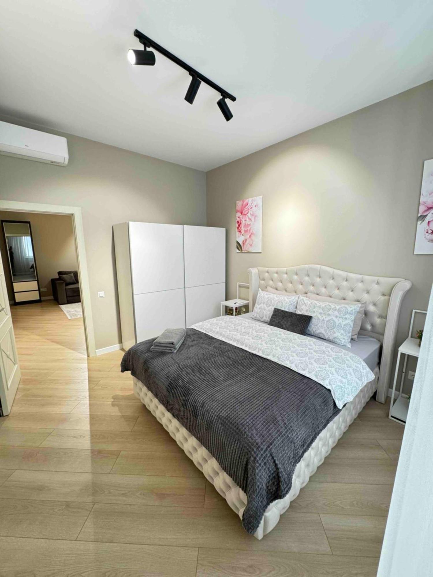 Rentnow Modern Business Apartment With 3 Bedrooms In Centre Chişinau Exteriör bild