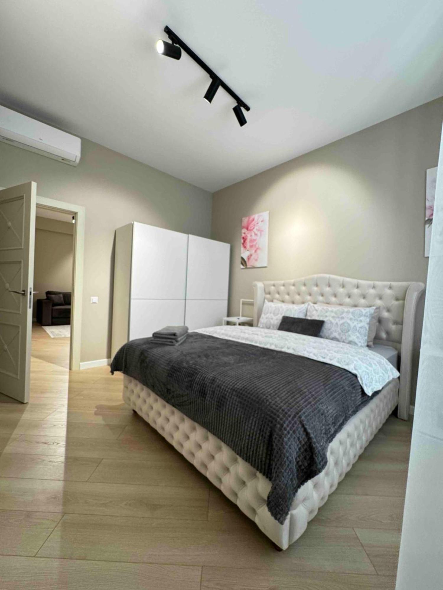 Rentnow Modern Business Apartment With 3 Bedrooms In Centre Chişinau Exteriör bild