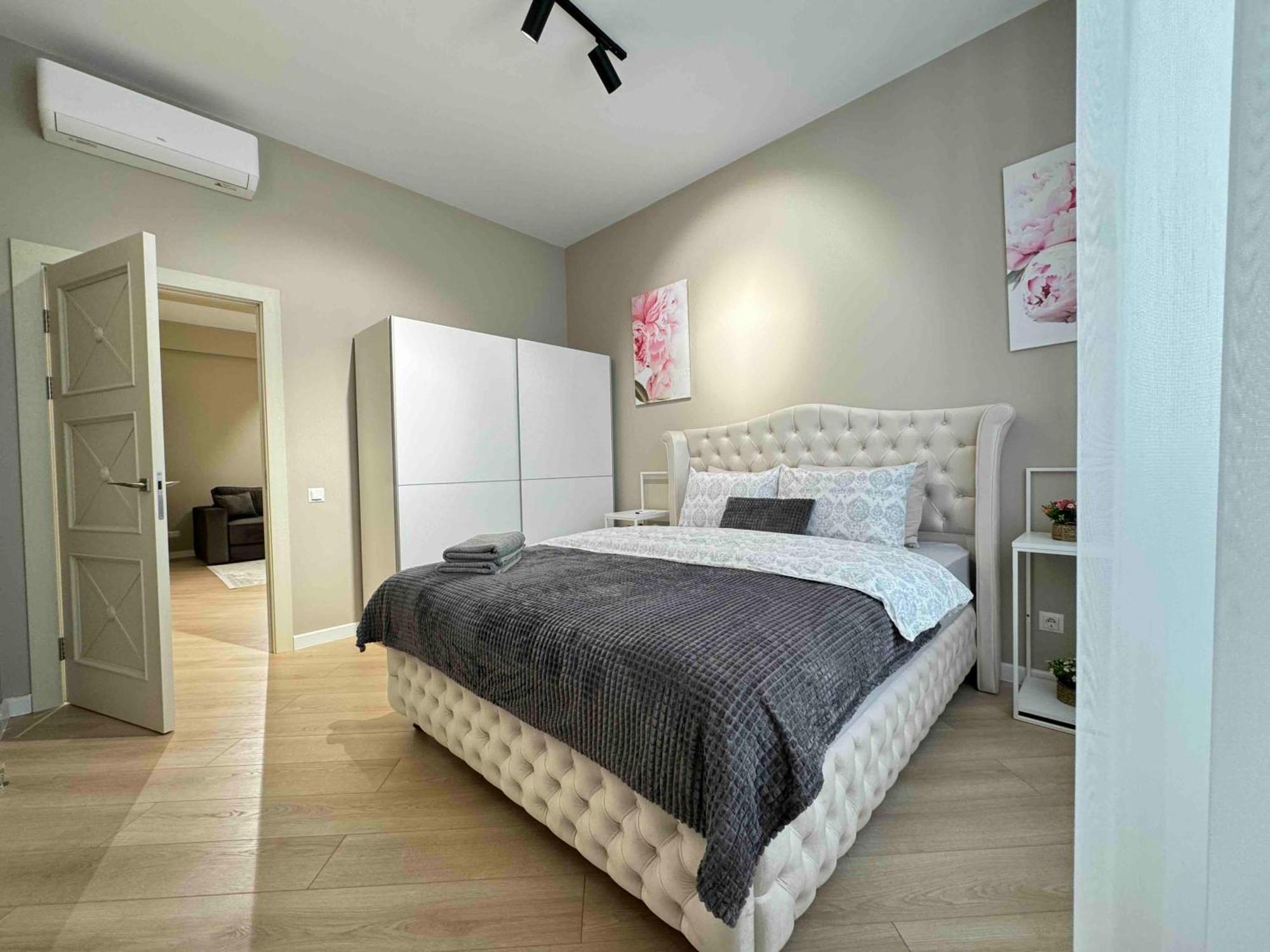 Rentnow Modern Business Apartment With 3 Bedrooms In Centre Chişinau Exteriör bild