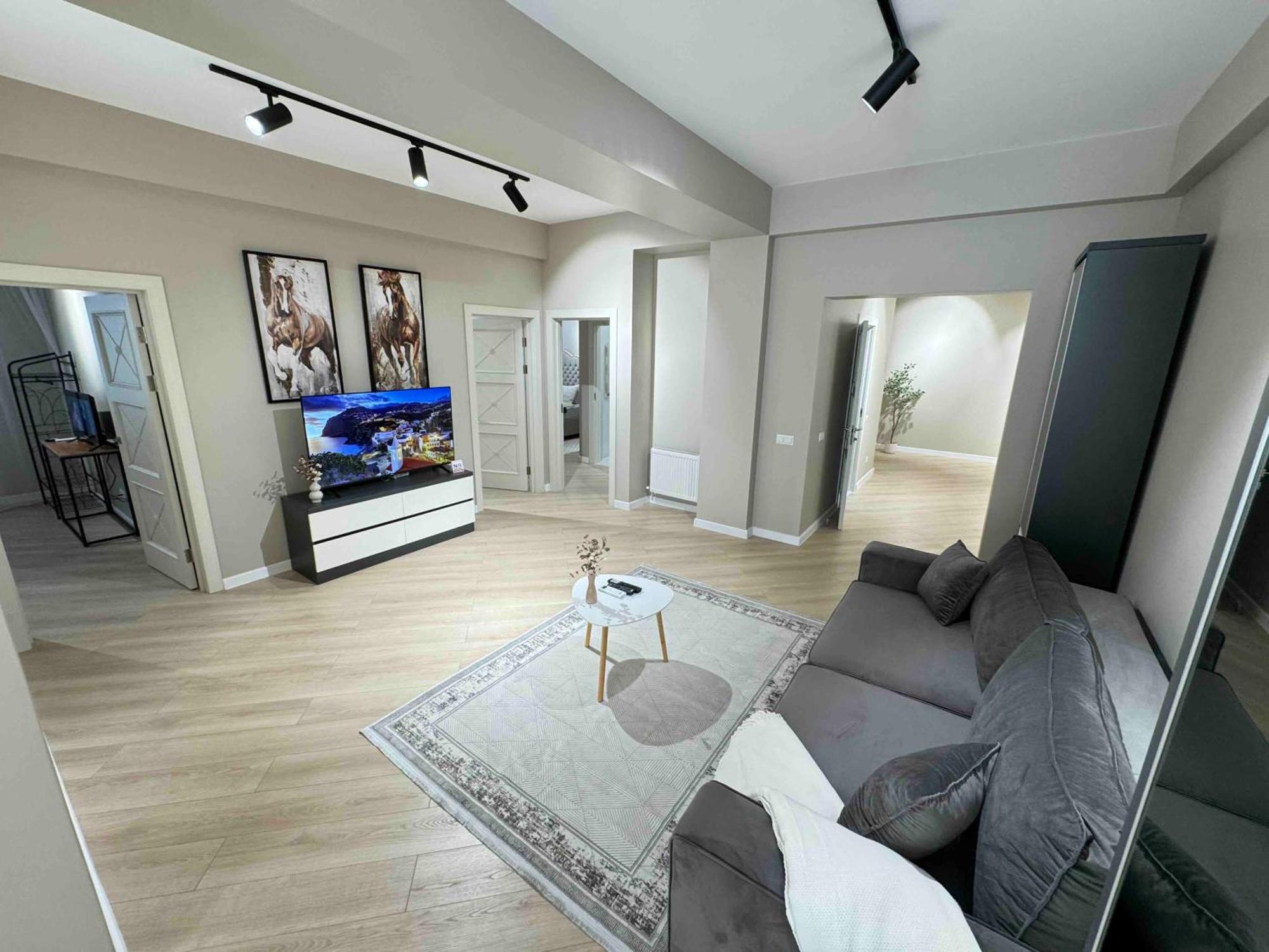 Rentnow Modern Business Apartment With 3 Bedrooms In Centre Chişinau Exteriör bild