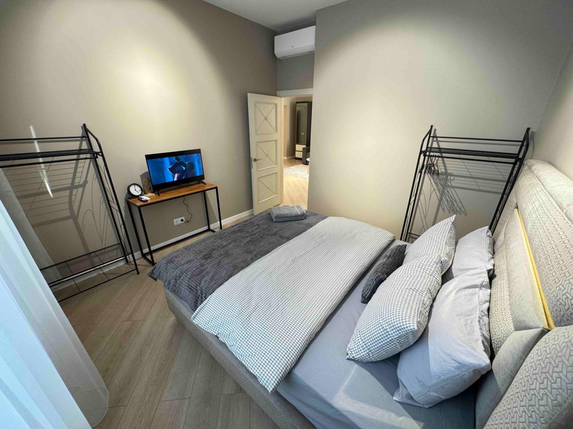 Rentnow Modern Business Apartment With 3 Bedrooms In Centre Chişinau Exteriör bild