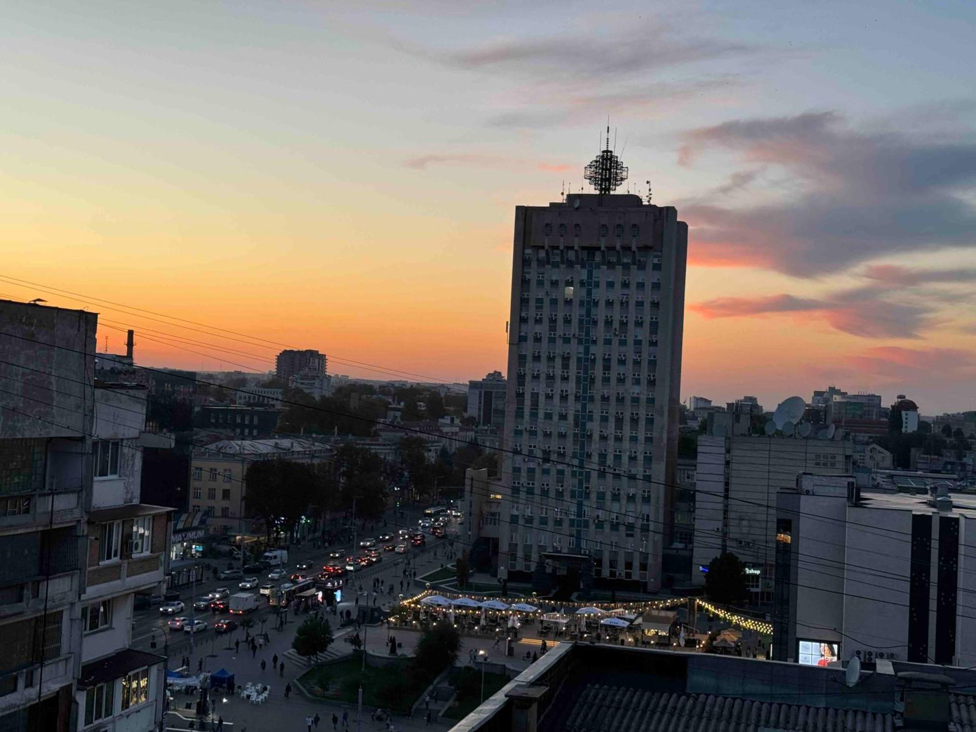 Rentnow Modern Business Apartment With 3 Bedrooms In Centre Chişinau Exteriör bild
